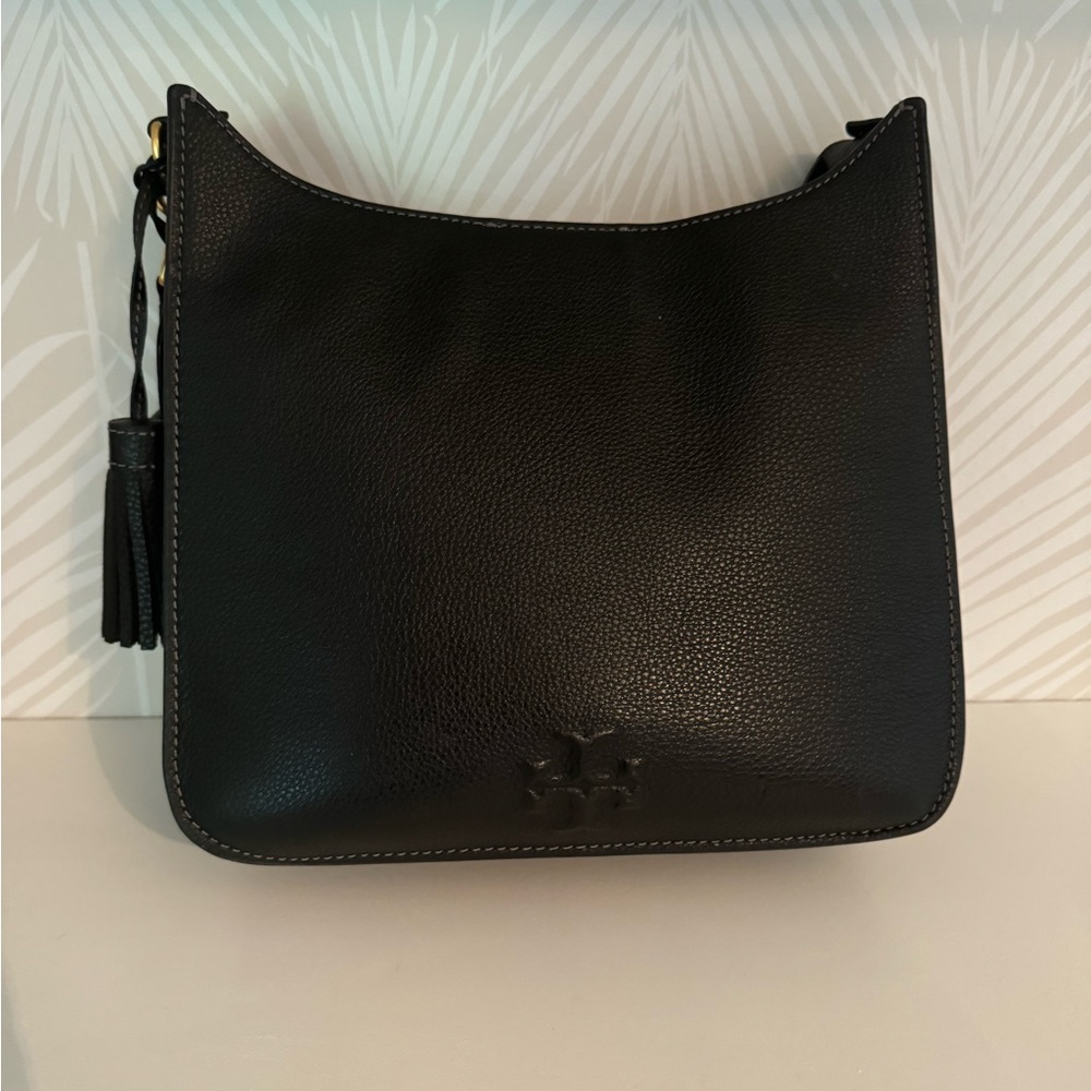 Tory Burch Thea Shoulder leather bag with suede interior Dimensions: 10x11x4